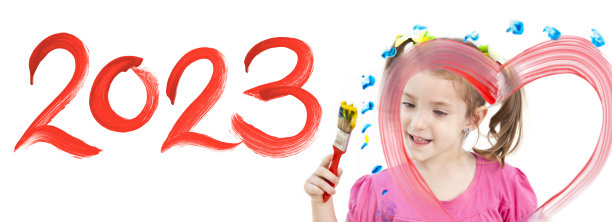 金发小女孩用2023的颜色在窗户上画画图片下载