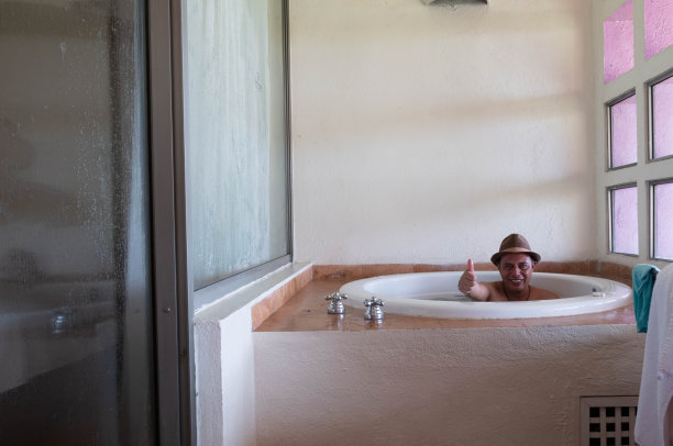 人在极可意水流按摩浴缸图片下载