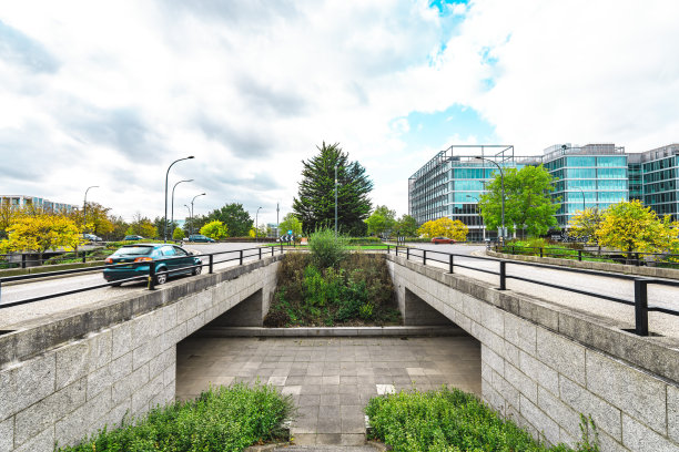 穿过市中心的城市道路图片下载