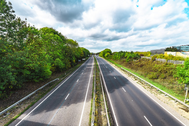 英国道路的空双行车道背景图片下载