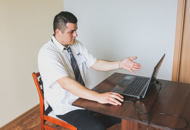 穿白衬衫的上班族。职业倦怠。糟糕的工作条件。用笔记本电脑不开心的经理。夏天热。会议的最后期限。伏案工作压力很大。绝望的人。图片下载