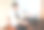 穿白衬衫的上班族。职业倦怠。糟糕的工作条件。用笔记本电脑不开心的经理。夏天热。会议的最后期限。伏案工作压力很大。绝望的人。图片下载