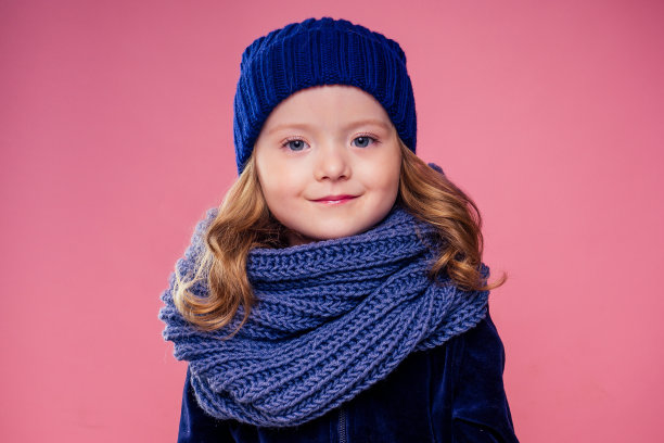 可爱的小女士戴着羊毛帽子和围巾和手套在工作室的粉色背景下，秋冬时装季穿着漂亮的儿童模特梦想图片下载