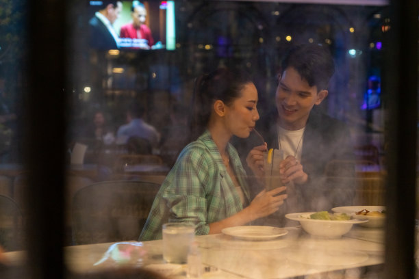 亚洲夫妇庆祝和晚餐在晚上的城市餐厅。图片下载