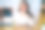 20多岁的白人女性正在通过手机应用程序连接到4g无线网络进行视频博客自拍，快乐的女性影响者在上网时拍摄视频日志内容图片下载