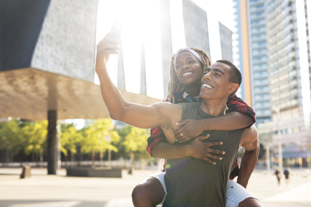 美丽的非洲夫妇在户外自拍。图片下载
