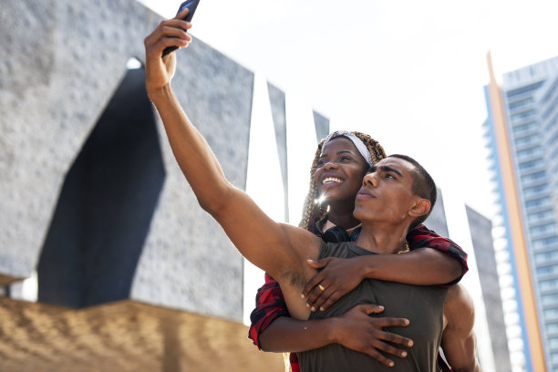 美丽的非洲夫妇在户外自拍。图片下载