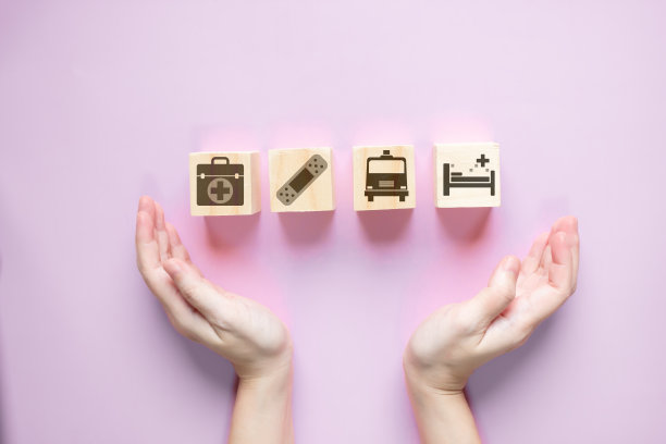 妇女之手保护和支持木块与保健医疗图标。健康保险的概念。图片下载