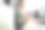 快乐的女人一边用平板电脑一边看相机图片下载