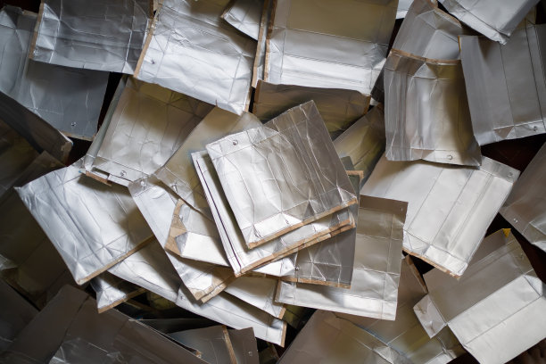 牛奶纸盒包装回收再造图片下载