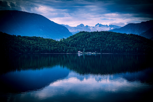 奥地利斯蒂里亚的奥西尔地区的阿尔卑斯山Altausseer See(湖奥西)令人惊叹的景色，背景是达赫斯坦冰川图片下载