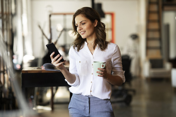 年轻女子在打电话图片下载