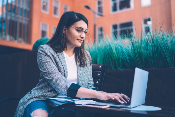 时髦的女商人使用笔记本电脑远程工作图片下载
