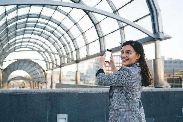 快乐的女人在街上拍照图片下载