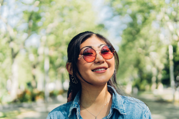 一个亚洲妇女在户外的肖像图片下载