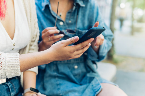 农妇在街上使用智能手机图片下载