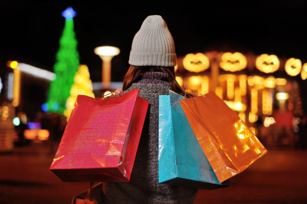 从后面看到一个肩上扛着纸袋的女人图片下载