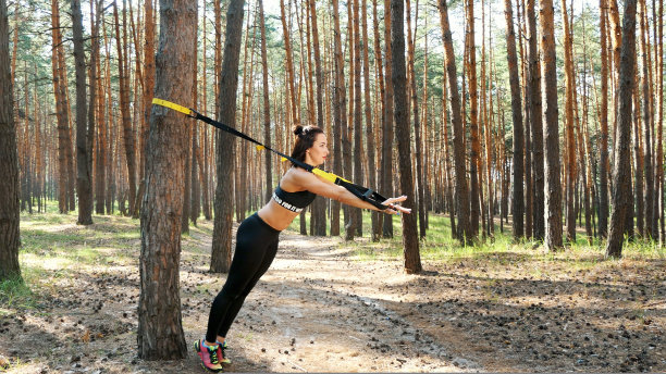 美丽，运动，年轻女子进行锻炼图片下载