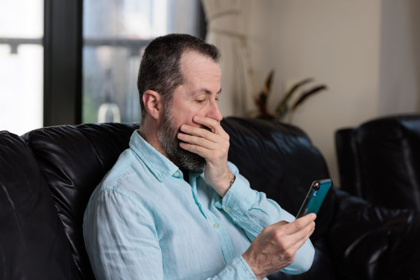 关心的人看他的手机图片下载