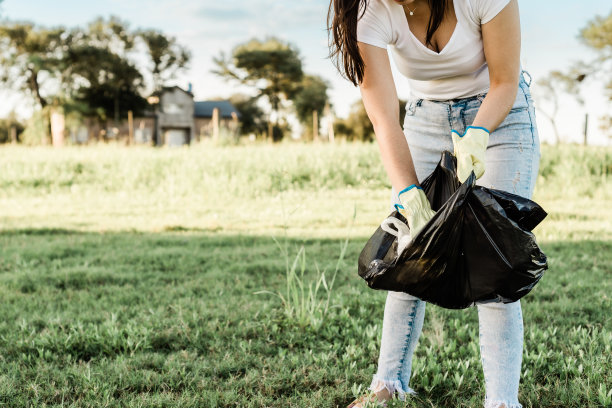 妇女从环境中收集垃圾图片下载