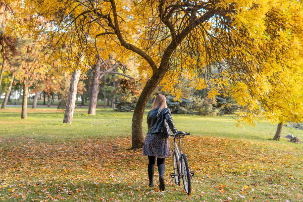 秋天的照片，一个美丽的女人图片下载