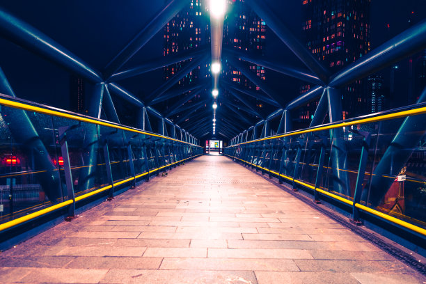 夜晚的曼彻斯特桥。城市场景图片下载