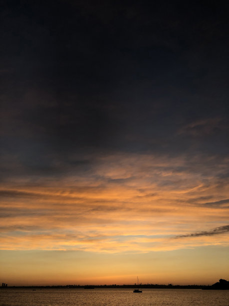 土耳其伊斯坦布尔的多云日落图片下载