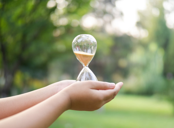 孩子拿着沙漏图片下载