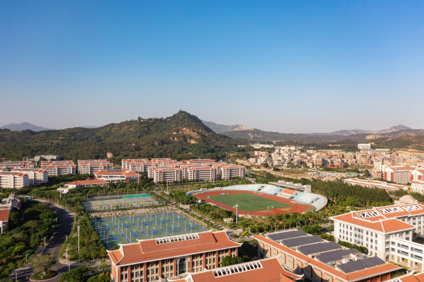 天空下运动场的航拍照片图片下载