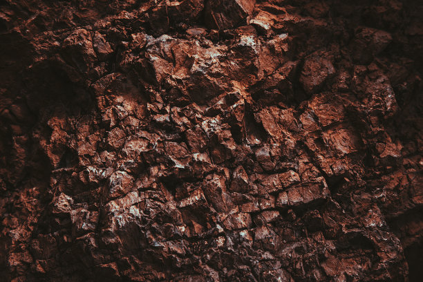 棕色的纹理。石头的背景。岩石纹理。枯燥乏味的粗糙结构。抽象的纹理。岩石表面有裂缝。岩石堆。墙漆点。大理石墙壁。图片下载