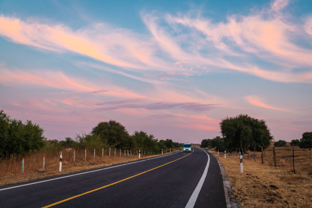 远处空旷的高速公路上的日落图片下载