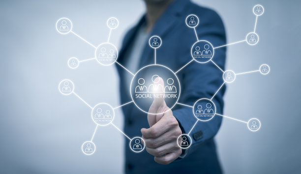商人手按虚拟屏幕上的社交网络图标、社交媒体网络和营销概念。互联网与商业技术，按钮电源图标商业网络标识在线。图片下载