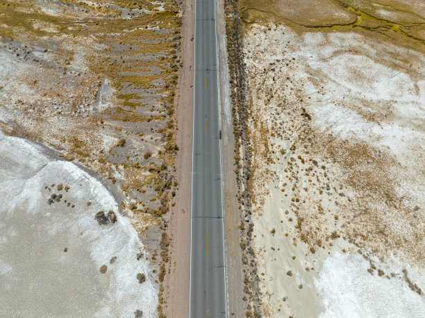 开车穿过沙漠图片下载