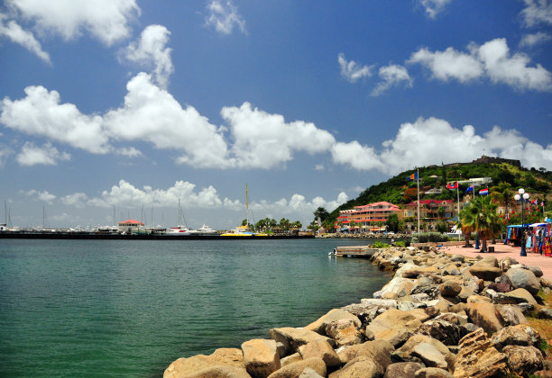 马里戈特，路易斯堡山，码头和马里戈特湾，圣马丁(法属安的列斯)图片下载