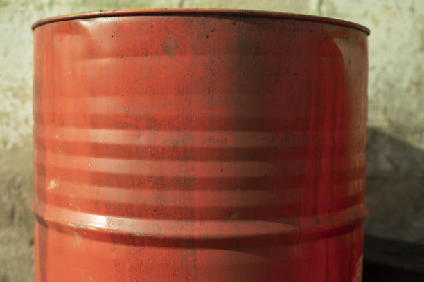 红色的桶装燃料。库存油桶。钢罐。图片下载