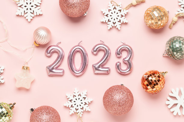 圣诞节或新年平铺粉色背景与节日节日装饰球和雪花。数字2023。俯视图图片下载