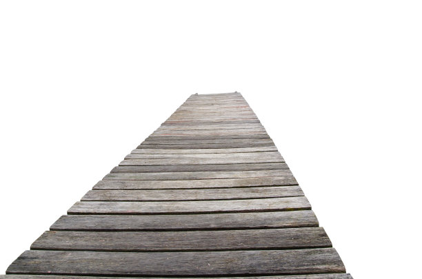 长长的木栈道孤立在白色背景。图片下载