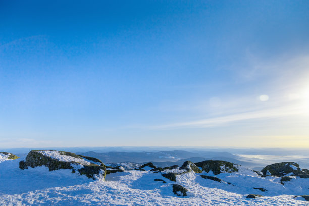 从山顶到丘陵的景色，白雪，蓝天，石头和杉树。冬季景观Gornaya Shoria, Sheregesh滑雪场在俄罗斯，阿尔泰山脉自然背景。图片下载