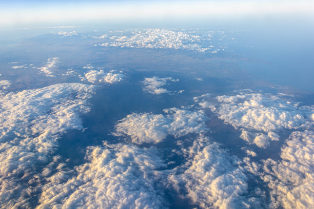 清澈的蓝天和白云，从大气到陆地和海洋，形成了一道美丽的风景图片下载