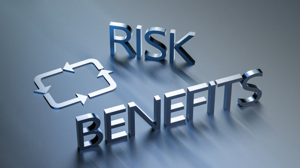 有单词RISK和BENEFIT和封闭箭头的概念。过程中风险和优势的概念。3 d渲染。图片下载