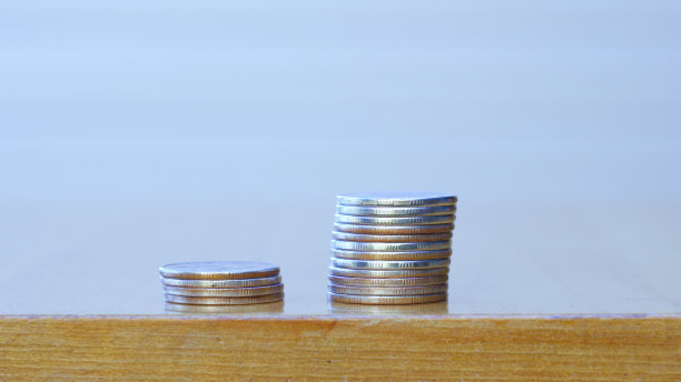 白色背景上的硬币堆图片下载