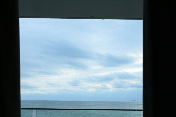 玻璃阳台，大海和天空为背景图片下载