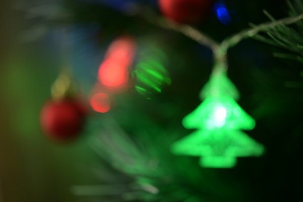 挂在树上的圣诞装饰品图片下载