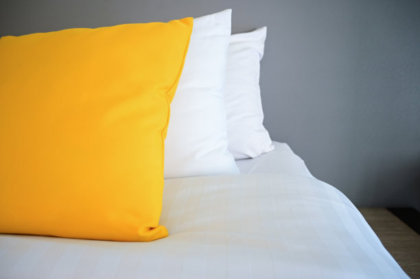 白色床上黄色枕头，室内设计图片下载