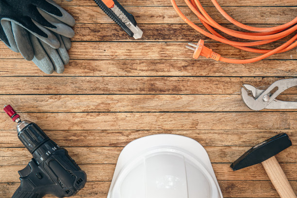 平面铺设构图与不同的施工工具在木制背景。图片下载