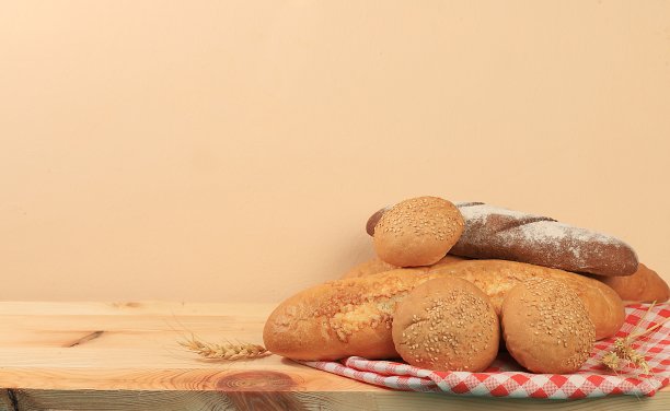 新鲜烘焙的自制面包，法式酵母法棍与脆皮的木质背景与文字的地方，现代烘焙概念，健康的天然食品，选择性的重点图片下载