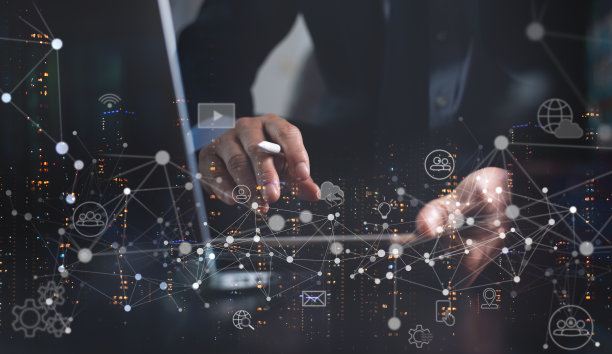 物联网，数字技术，全球网络连接，社交媒体营销概念。商人使用数字平板电脑和带有科技图标的智慧城市图片下载