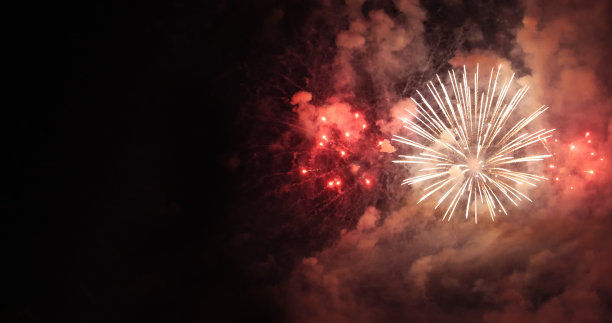 多彩的充满活力的烟花庆祝周年快乐新年2023年，7月4日假期节日。晚上放五彩缤纷的烟花，庆祝国庆佳节。2023年新年倒数派对时间图片下载