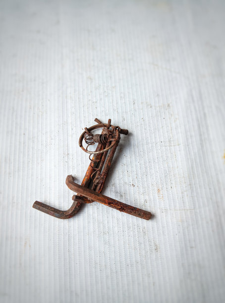 白色背景上生锈的L键图片下载