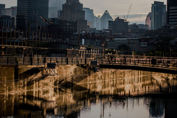 生锈码头的城市天际线图片下载